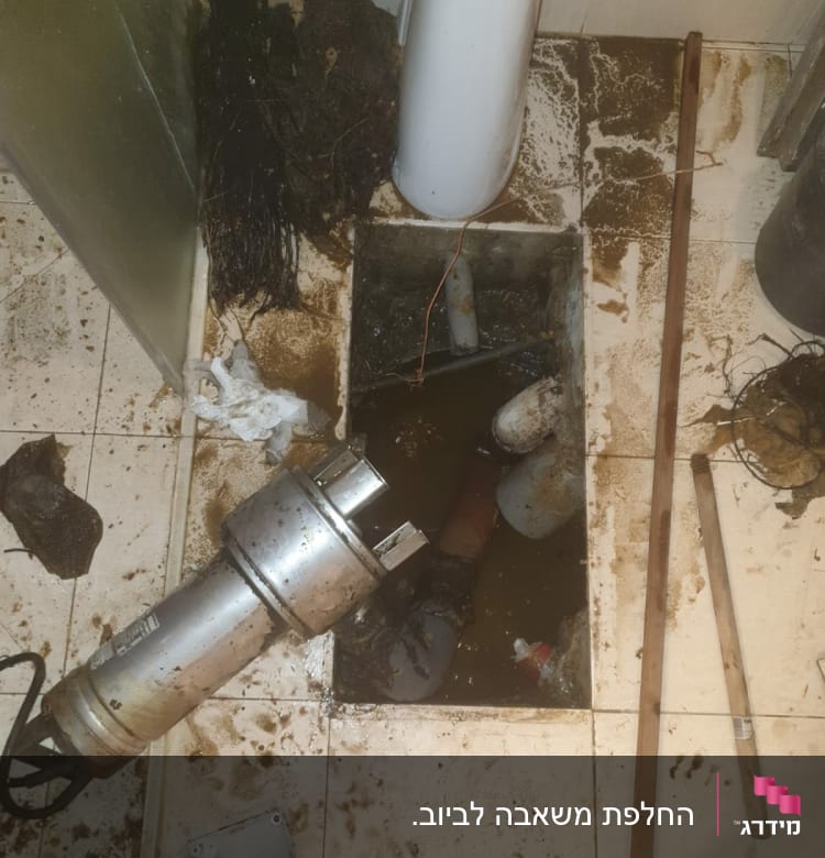 כלי עבודה וצינורות בתיקון צנרת ביוב